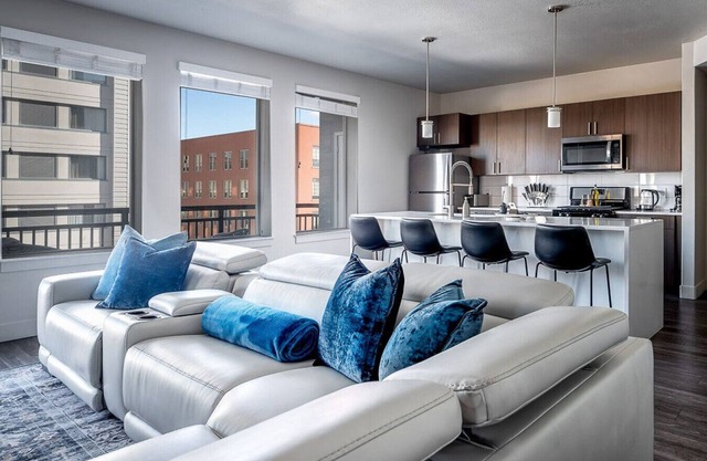 Gorgeous 2BD/2BA Pool/Gym/Htub near Convention Ctr