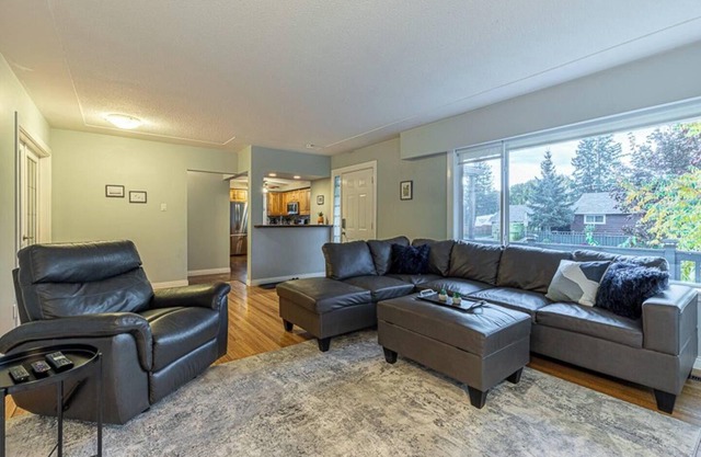 Gorgeous 2BR w/ parking & Wifi! Huge Yard