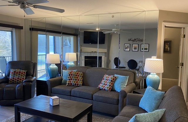 Gorgeous 3 bed/2 bath walk-in condo with tranquil lake view! (Sleeps 6-8)