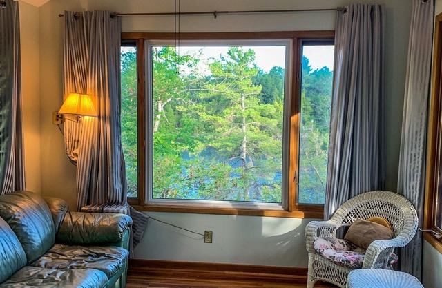 Gorgeous 3 bed rooms waterfront cottage on Kennebec Lake