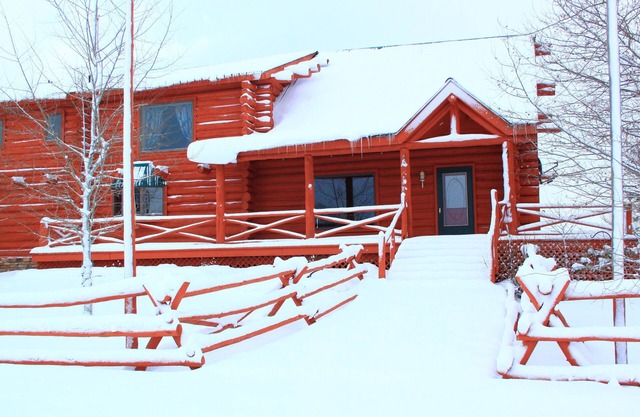 Wunderschöne mehrstöckige Blockhütte mit 3 Schlafzimmern und grandiosem Blick auf Teton!