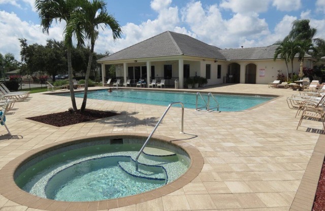 Gorgeous, 3 bedroom end-unit condo on golf course!