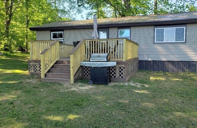Gorgeous 3 Bedroom Cabin Located in Sandy Pond