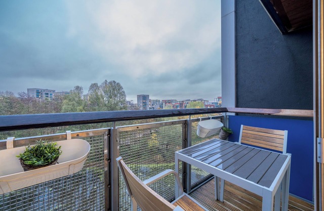 Gorgeous 3BD Flat w/Private Balcony - Greenwich