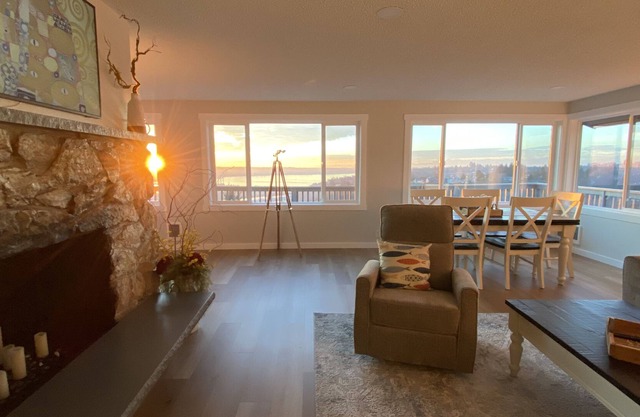 Gorgeous 2 BR+bonus 360 bay, mountain, city views-3mi from I-5