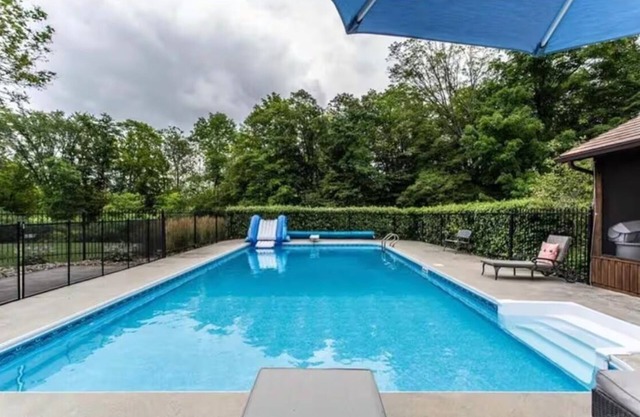 Gorgeous 4BR Cottage~ Sharbot Lake~ Pool~ Hot Tub