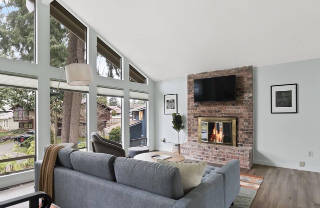 Gorgeous 4BR House in Renton w/ Fenced Yard
