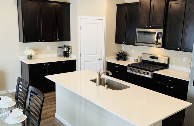 Gorgeous 5-bedroom, 2 1/2 -bath for your extended stay in Bremerton WA!