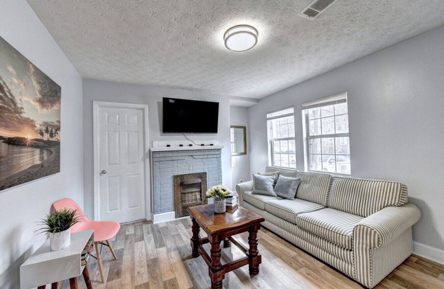 Gorgeous 5-bedroom home in Midtown- sleeps 15