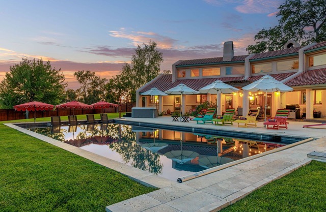 Gorgeous 5-bedroom, sleeps 12, 20 minutes from Sensorio, centrally located