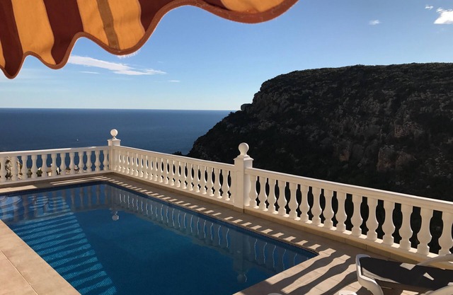Ganz besondere Luxus-Villa, Blick auf das Meer und die Berge, beheizter Pool.