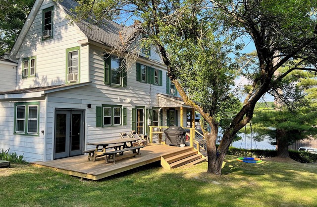Gorgeous 6-bdrm lake farmhouse with EV Charger