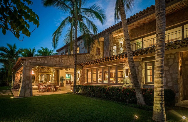 Wunderschöne 8 BR Beachfront Koll Estate mit privatem Pool, Klimaanlage, WiFi, Grill + mehr!