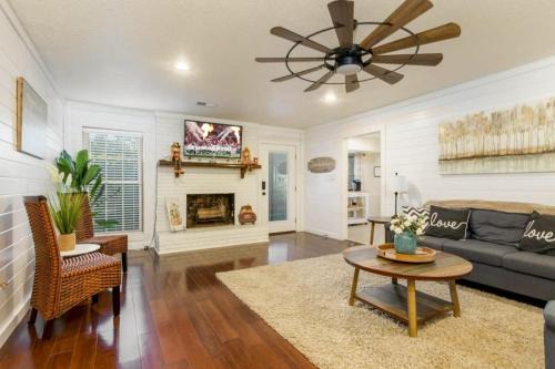 Gorgeous Alabama Home 4 Miles to Stadium Sleeps 8