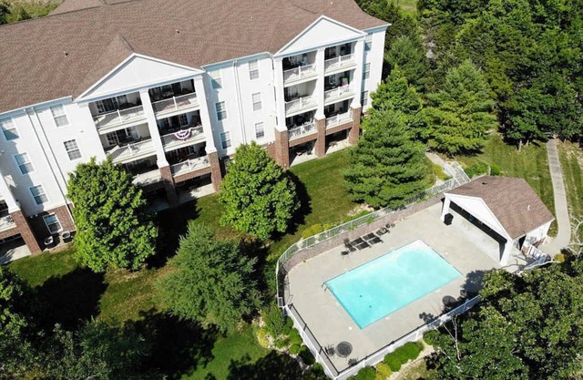 Gorgeous and Large Condo, Elevator, Pool, Ozark Views! Close to Branson strip!