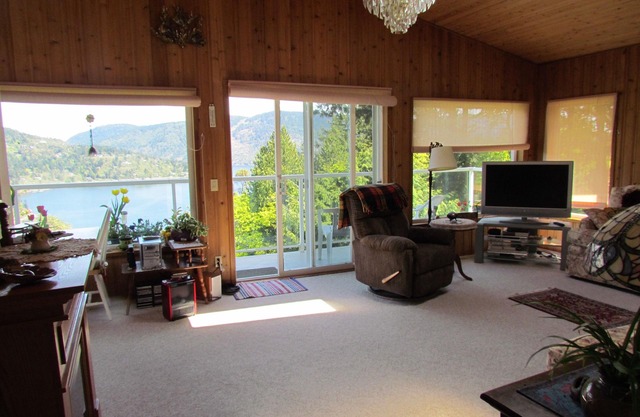 Gorgeous and private hillside view overlooking Maple Bay