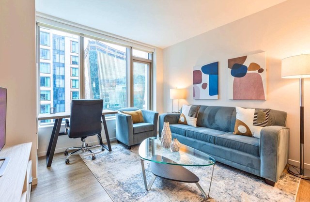 Gorgeous Apt with Pool Views