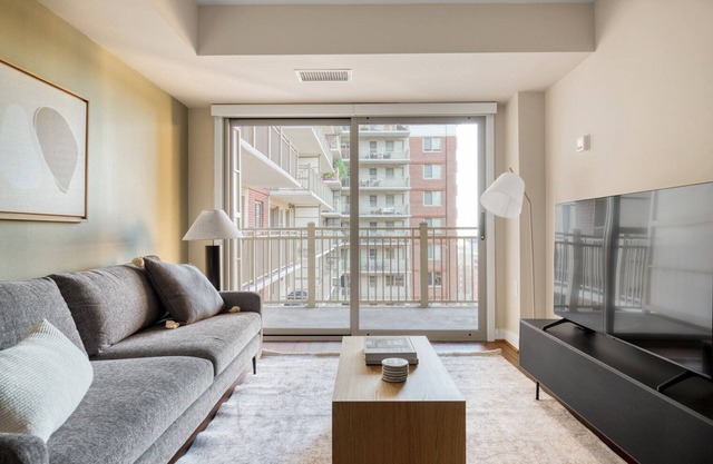 Gorgeous Ballston 1BR w/ W/D, Gym & Pool, near Metro, by Blueground