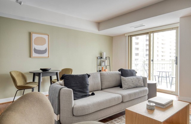 Gorgeous Ballston 1BR w/ W/D, Gym & Pool, near Metro, by Blueground