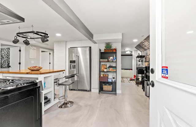 Gorgeous basement apt. w/chef kitchen, SPA bath, movie theater, hot tub & sauna