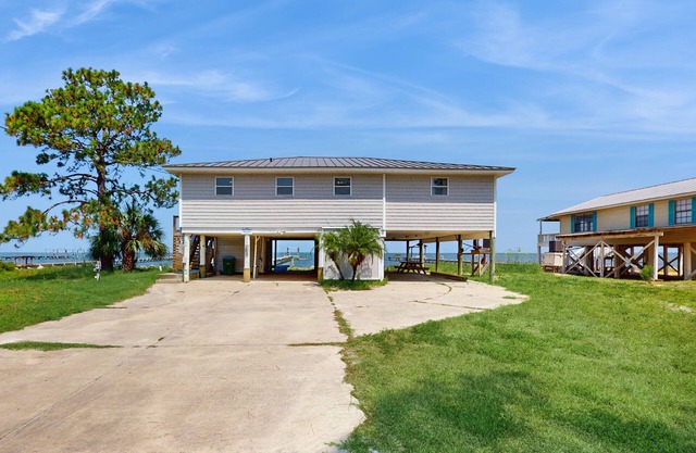 Gorgeous bayfront home, Private dock, Gas grill, Wifi, Washer and dryer
