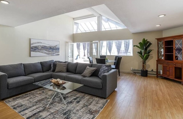 Gorgeous bedroom in Shared Home in HorseShoe Bay