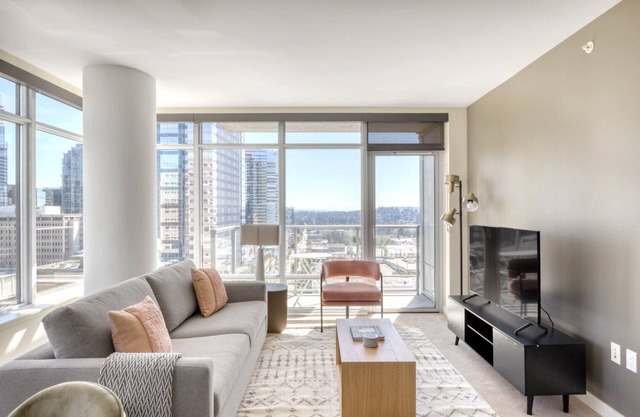 Gorgeous Bellevue 2BR w/ Roof, Gym & Pets, nr Local Dining, by Blueground