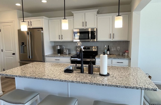 Gorgeous Brand New End Unit Townhouse, State College, PA minutes to Penn State!