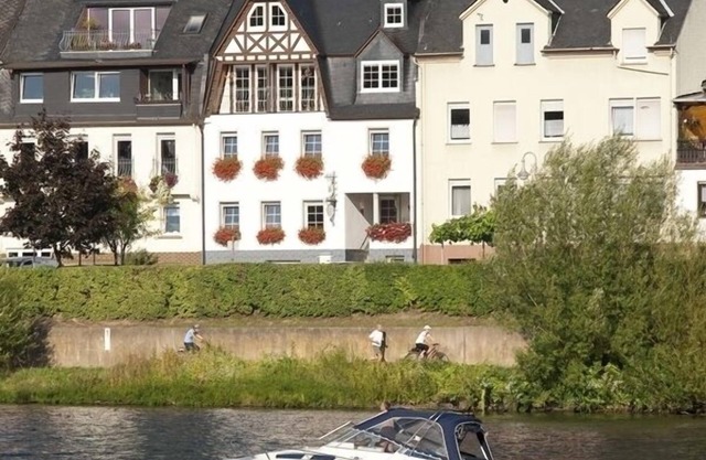 Herrliche helle Riverside Apartments, Zell Mosel, Am Flughafen Hahn Buslinie