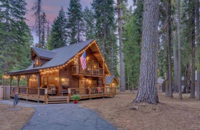 Cozy Clean Cabin With HotTub Walk to Lake Dog OK