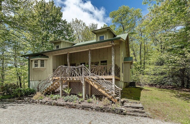 Gorgeous Cabin with Hot Tub and Pickleball - Minutes to Hiking + Waterfalls