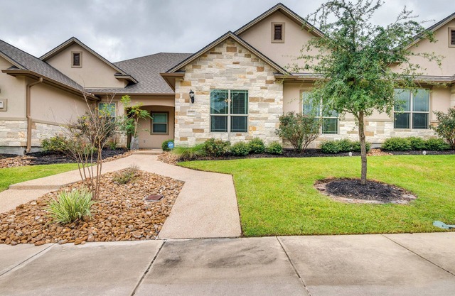 Gorgeous College Station Townhome w/ Patio!