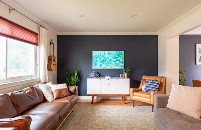 Gorgeous Comfy Downtown Clawson Home