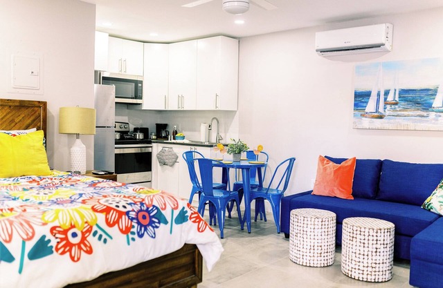 Gorgeous & Comfy Studio, Pool-Parking-Kitchen