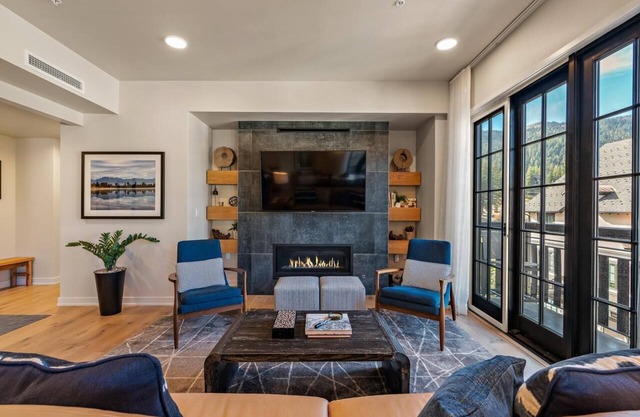 Gorgeous Condo| Fireplace and Balcony