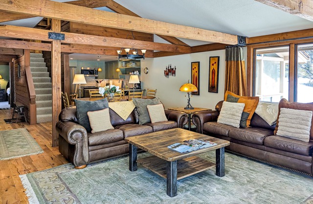 Gorgeous country escape with deck & wood-burning fireplace - near hiking trails