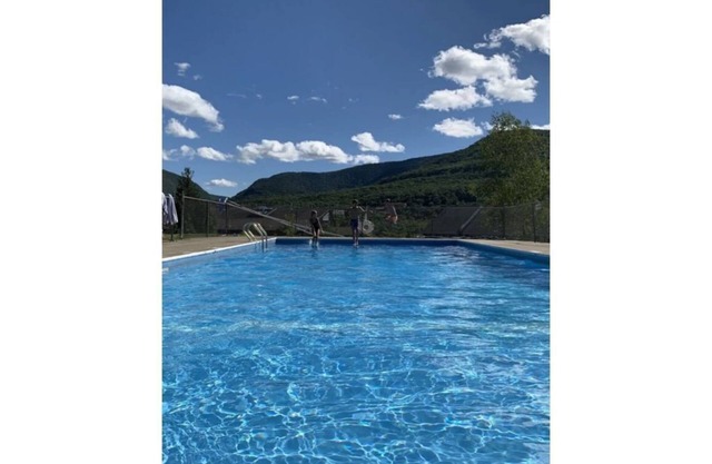 Gorgeous & Cozy Mountain View with Wood Stove! Ski / Hiking / Wi-Fi / Pool