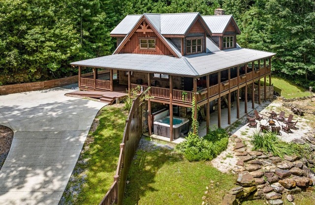 Gorgeous Creekside Lodge! Sleeps 14! Guesthouse with Huge Game Room! Huge HotTub