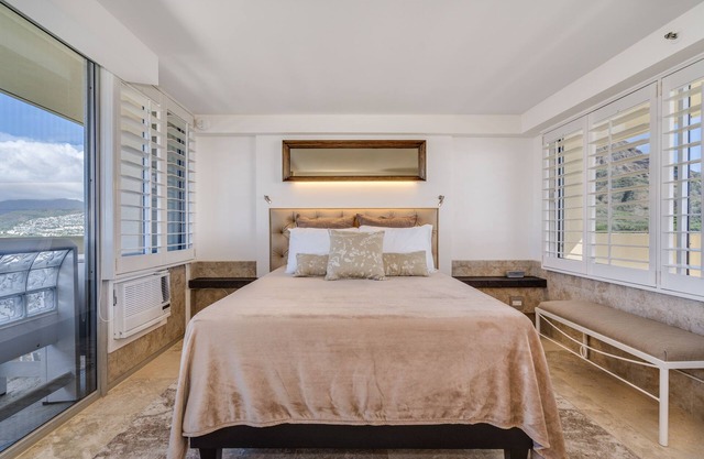 Gorgeous Diamond Head Penthouse Studio Stunning views, Private Balcony.
