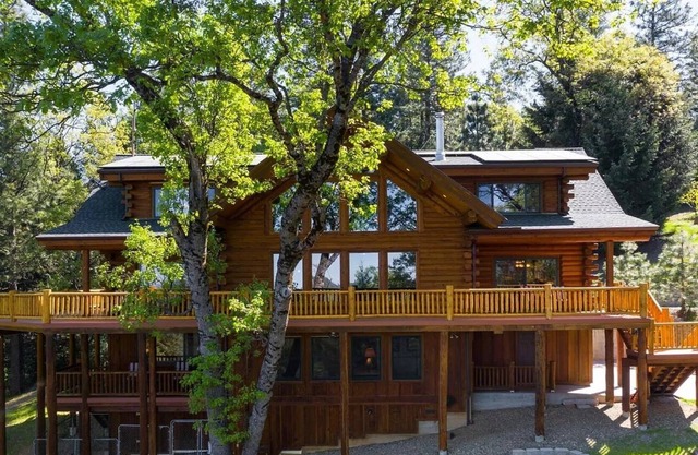 Gorgeous, Eco-Lodge Guest-House in a Stunning Log Cabin on 20 acres