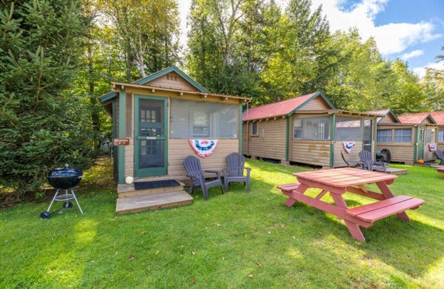 Gorgeous Escape Steps Away from Fourth Lake at Stiefvater's Lakeside Cottages