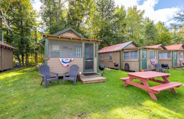 Gorgeous Escape, Steps Away from Fourth Lake at Stiefvater's Lakeside Cottages