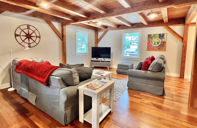Gorgeous, Family-Friendly Timber Frame Townhouse in Town. 10 Min to beach