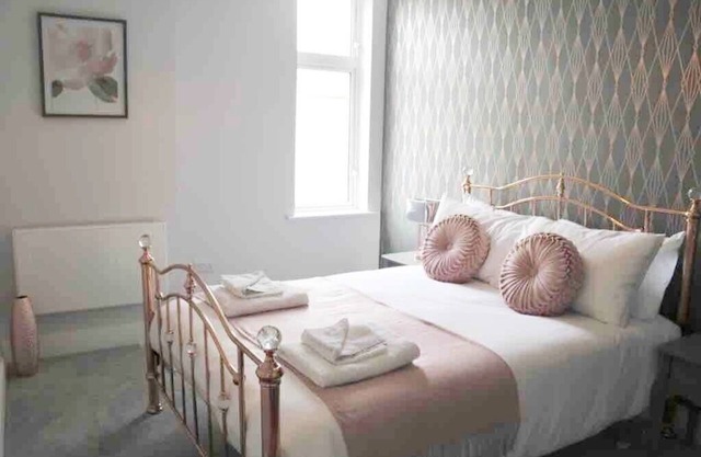 Gorgeous Flat w/ Balcony, Free PKG & Beach Nearby