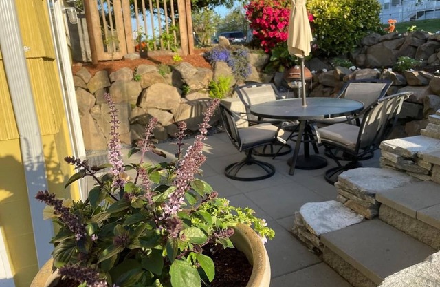 Gorgeous Garden Getaway, Near Cafes, Parks