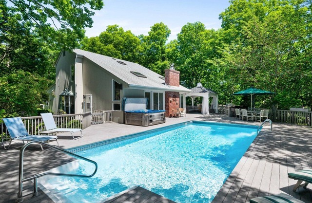 Neues Angebot: Gepflegtes Gartenhaus mit abgeschiedenem Pool