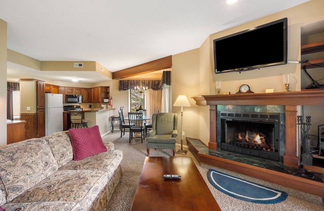 Gorgeous, Gated Golf Community Family Villa