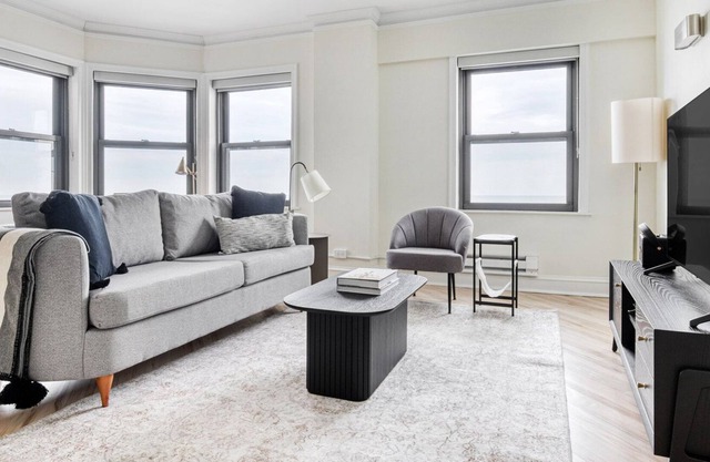 Gorgeous Gold Coast 2BR w/ Doorman & Gym, 2 blocks to L, by Blueground