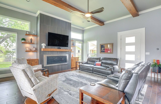 Gorgeous Granbury Lake House w/ Hot Tub & Dock!