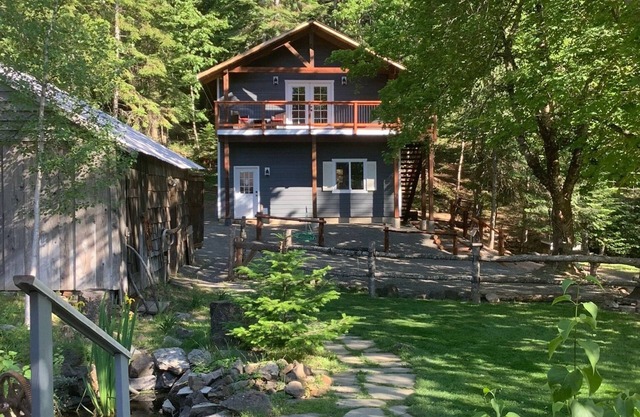 Gorgeous guest house, mature setting, close to the lake with breathtaking views.